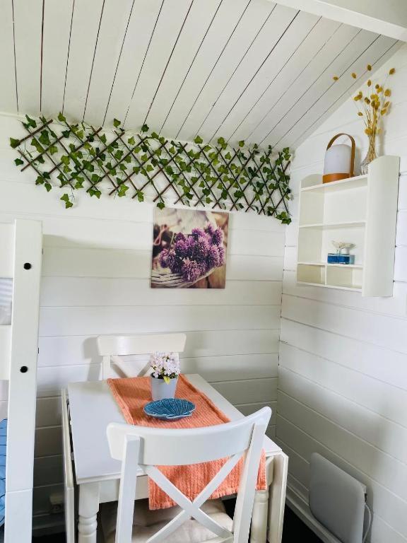 Nice Apartment With1 Bedroom Separate Living Room With A Sofa Bed And A Tiny Kitchen A Bathroom Located In Nordstrand Near By The Sea For 3 Guests With A Garden And Grill 5 Extra Guests With Extra Cost In The Cabin With Sea View Just Outside The Apar Oslo Esterno foto